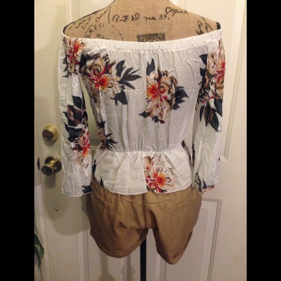 Women’s Beautiful Med Shorts and Shirts!! - Picture 2 of 4